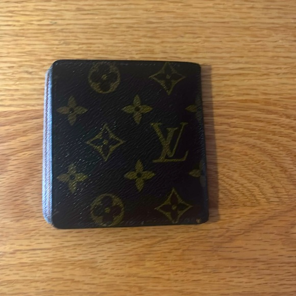 Authentic men’s Louis Vuitton wallet. Pre owned and corners gently tattered. - Picture 3 of 11